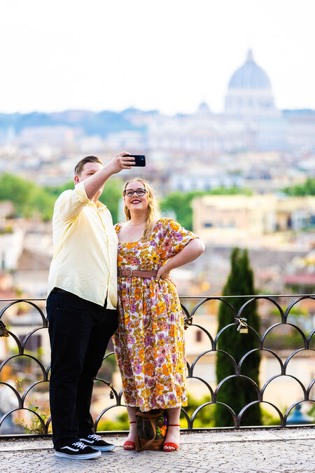 Couple at the Pincio Terrazza Belvedere taking a selfie