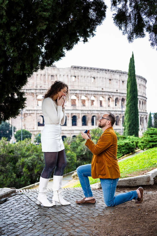 Surprise marriage proposal in Rome on the Oppian Hill with a view on the Colosseum