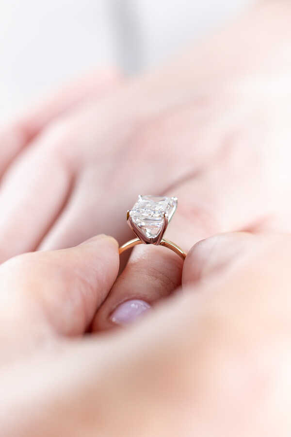 Close-up of diamong engagement ring during a surprise marriage proposal photoshoot in Rome