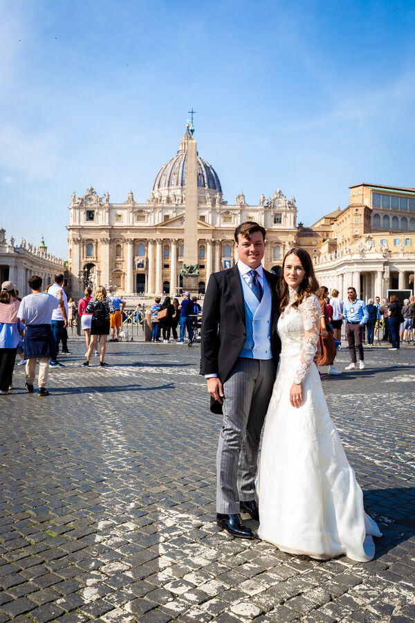 Sposi Novelli in Via della Concilizione with the Vatican in the background