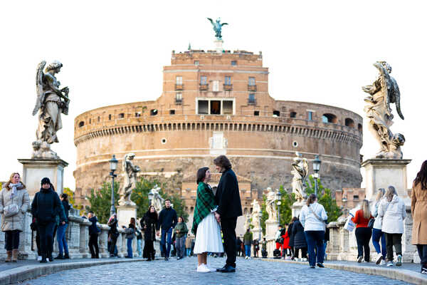 Newly-wed couple on Castel Sant'Angelo bridge during their Sposi Novelli photoshoot in Rome