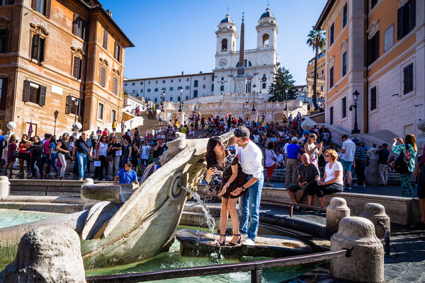 Vacation photoshoot with a beautiful couple in Piazza di Spagna near the Barcaccia Fountain